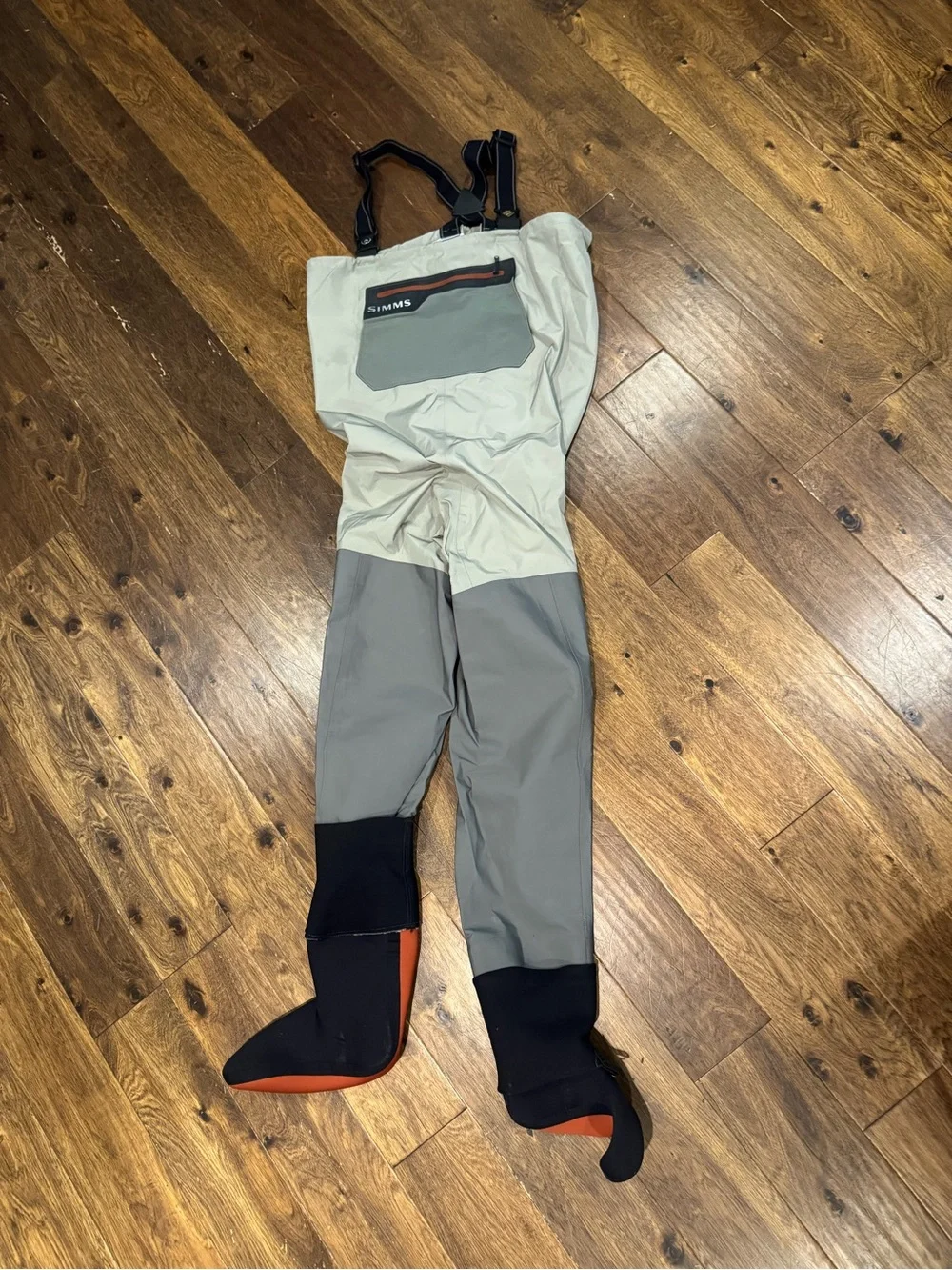 Simms flyfishing Men’s Two-Tone Waders w/ Simms felt bottom Brown leather Boots